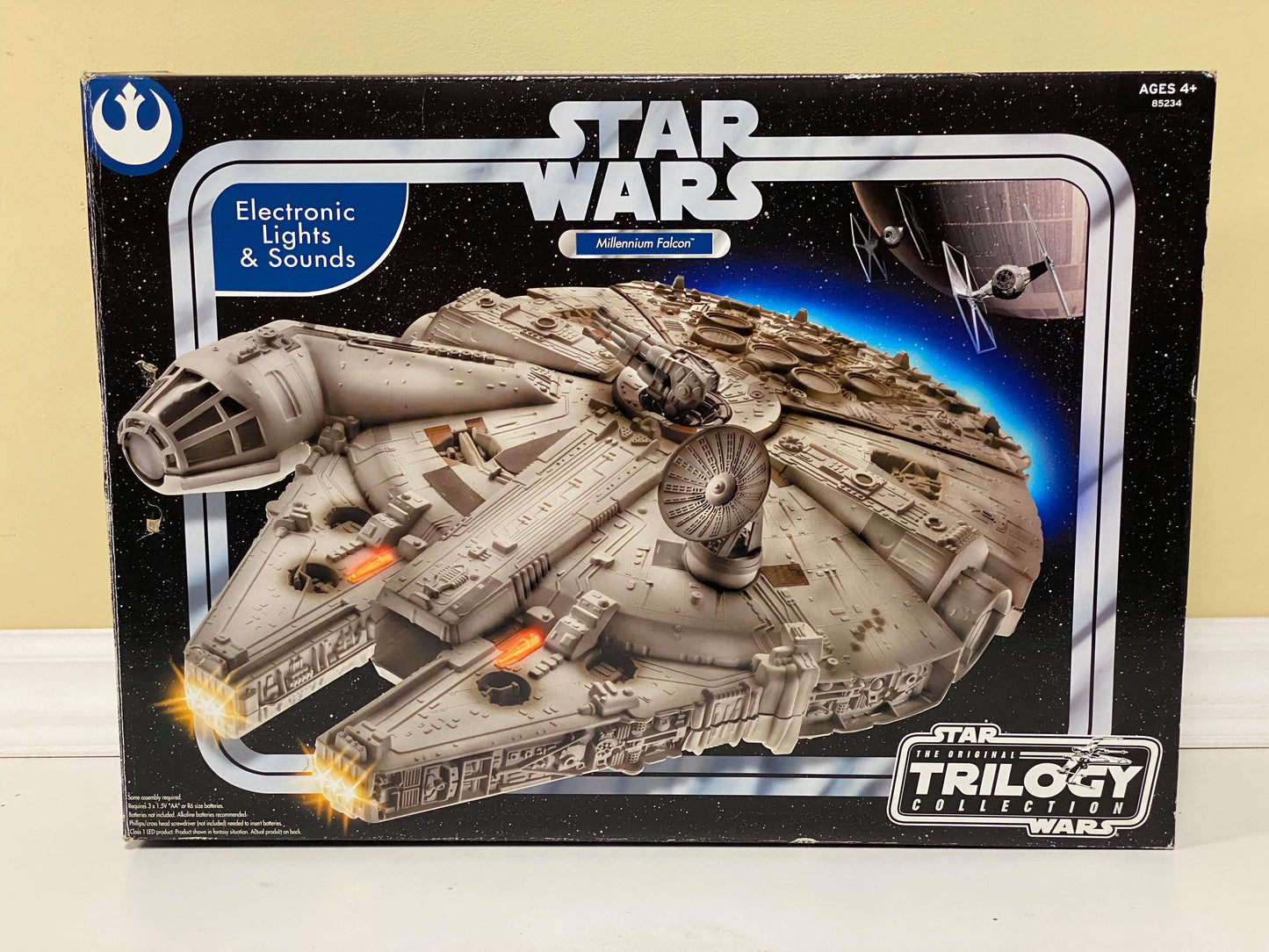 Millennium Falcon (Opened)